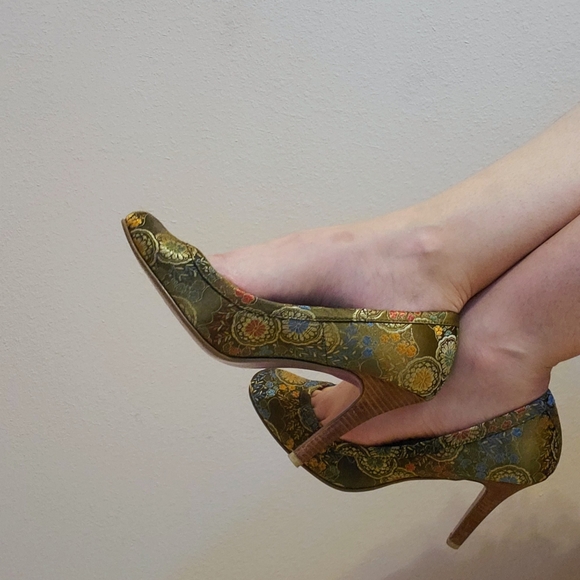 Suzanne Somers Shoes - Vintage suzanne somers green floral heels